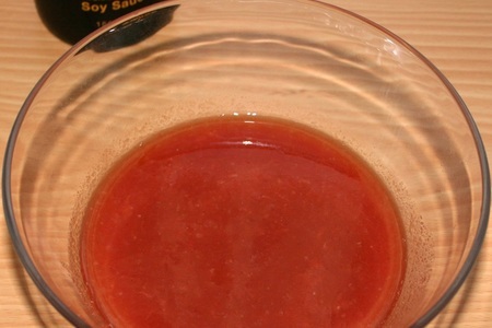 Камбала, запеченная в соевом томатно - луковом соусе с картофельным пюре на гарнир: шаг 2