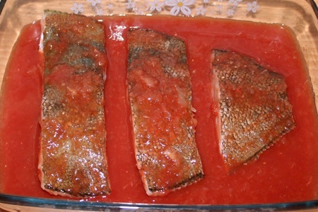 Камбала, запеченная в соевом томатно - луковом соусе с картофельным пюре на гарнир: шаг 4