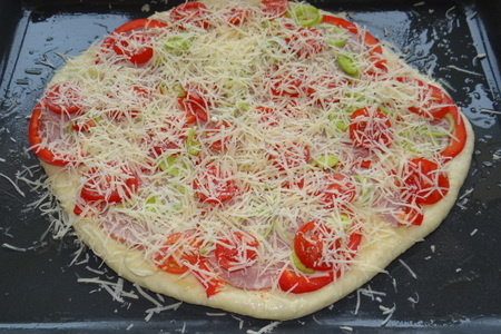 Пышки с творогом и колбасная пицца с овощами: шаг 5