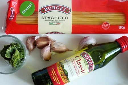 Спагетти с соусом из чеснока,оливкового масла и песто : шаг 1