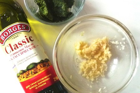 Спагетти с соусом из чеснока,оливкового масла и песто : шаг 2