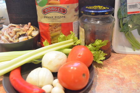 Паста  с томатным соусом и морепродуктами: шаг 1