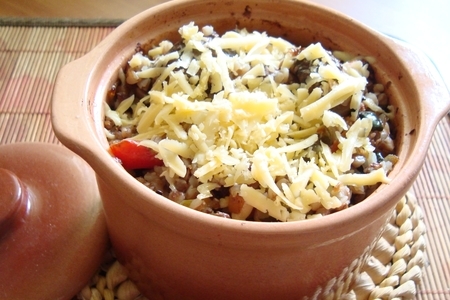 Гречневая каша из горшка с овощами и грибами под сыром.: шаг 5