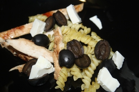 Салат из fusilli borges, куриной грудки-гриль, маслин и мягкого сыра: шаг 6