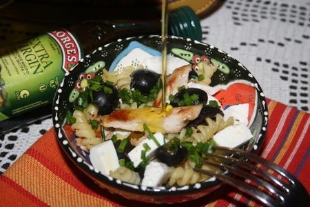 Салат из fusilli borges, куриной грудки-гриль, маслин и мягкого сыра: шаг 7