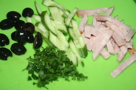 Салат с penne rigate, ветчиной, маслинами, яйцом и пикантной заправкой: шаг 7