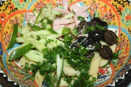 Салат с penne rigate, ветчиной, маслинами, яйцом и пикантной заправкой: шаг 9