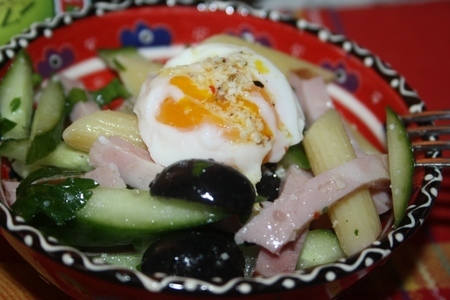 Салат с penne rigate, ветчиной, маслинами, яйцом и пикантной заправкой: шаг 10