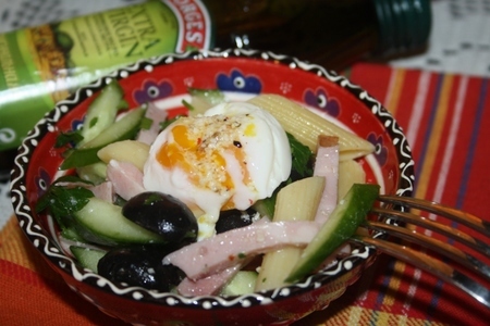 Салат с penne rigate, ветчиной, маслинами, яйцом и пикантной заправкой: шаг 11