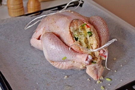 Курица фаршированная пшеном и запеченная с шалфеем .: шаг 4