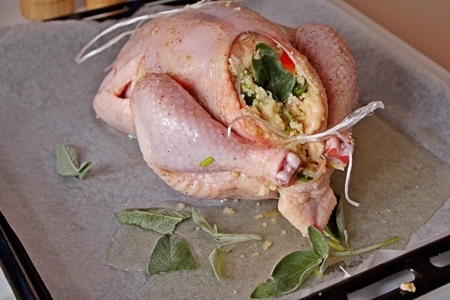 Курица фаршированная пшеном и запеченная с шалфеем .: шаг 5