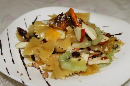 Десертный салат с фруктами, карамелизированными бабочками и шоколадным соусом.: шаг 7