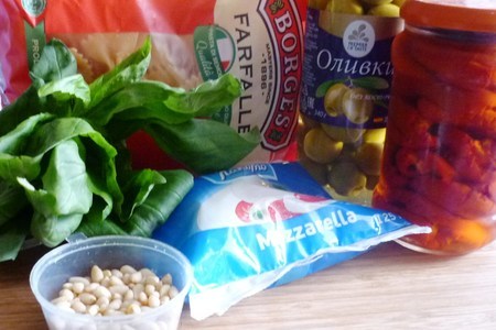 Салат с фузилли, моцареллой, вялеными томатами,оливками и кедровыми орешками под заправкой из песто: шаг 1