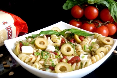 Салат с фузилли, моцареллой, вялеными томатами,оливками и кедровыми орешками под заправкой из песто: шаг 5