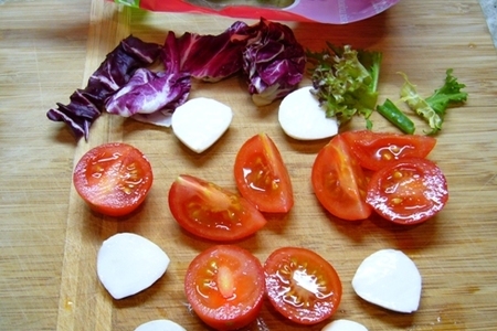 Салат с фарфалле, помидорами черри и сыром моцарелла: шаг 4