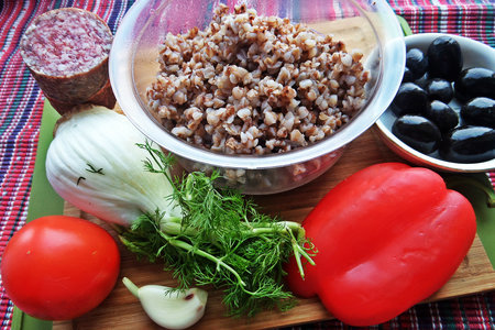 Салат с фенхелем,салями и гречкой: шаг 8