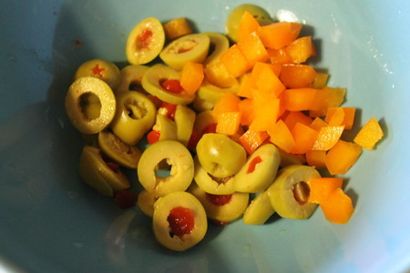Салат из пасты фузилли с оливками и помидорами: шаг 1