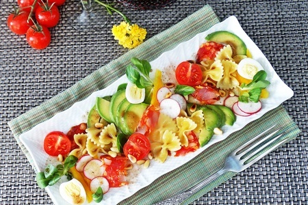 Салат с фарфалле, чоризо и свежими овощами: шаг 9
