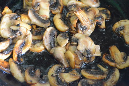Омлет с картофелем и грибами в формочках: шаг 3
