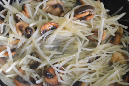 Омлет с картофелем и грибами в формочках: шаг 4