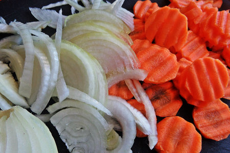 Тёплый салат из "пенне" с овощами и рыбкой: шаг 3