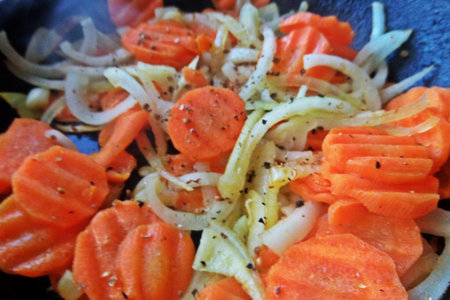Тёплый салат из "пенне" с овощами и рыбкой: шаг 4
