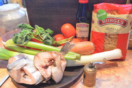 Суп из трески и лука порея с фузилли и томатным маринадом: шаг 1