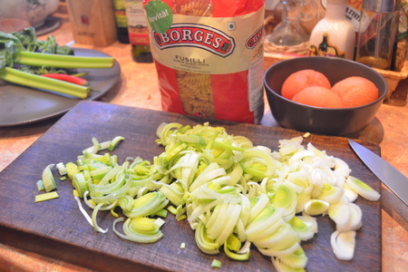Суп из трески и лука порея с фузилли и томатным маринадом: шаг 3