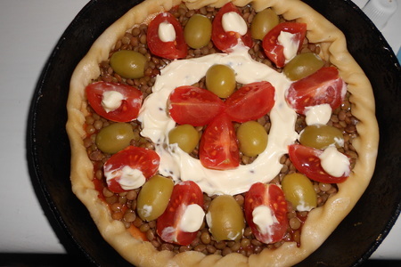 Пицца с зеленой чечевицей, оливками и помидорами черри: шаг 6