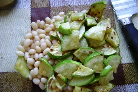 Острый салат из белой фасоли с овощами: шаг 2