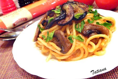 Спагетти в томатном соусе с баклажанами и грибами: шаг 5