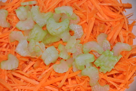 Пикантный морковный салат: шаг 2