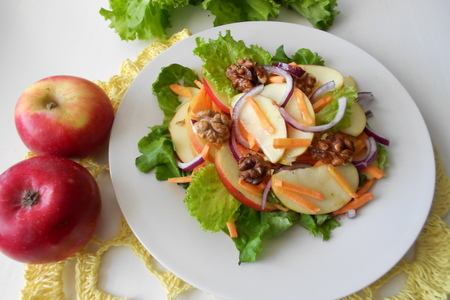 Пестрый салат с морковью, яблоком и грецкими орехами: шаг 4