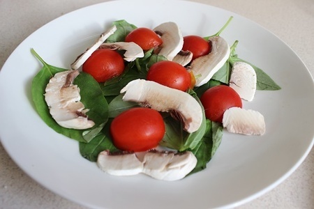 Пикантный салат с помидорами и шампиньонами: шаг 3