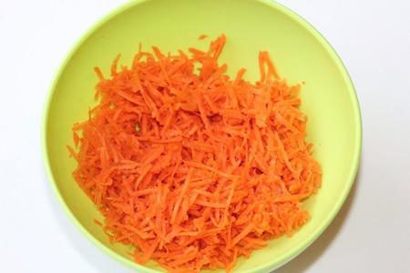 Салат из моркови с зеленым луком: шаг 2
