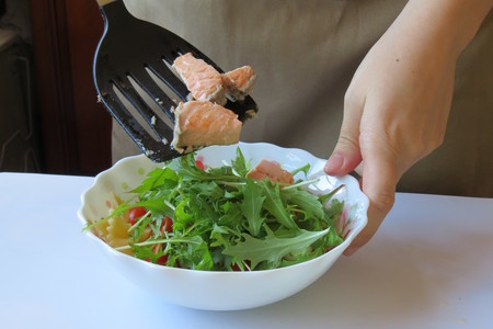 Легкий рыбный салат с оливками: шаг 5