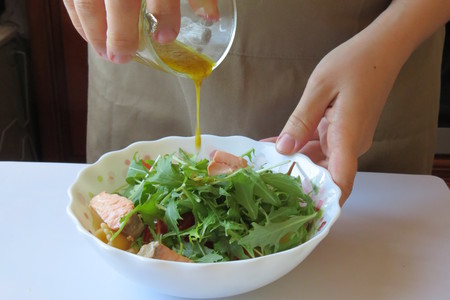 Легкий рыбный салат с оливками: шаг 8