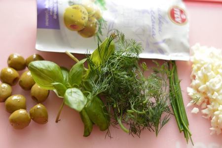 Окрошка с малосольной форелью, оливками и овощами на йогурте.: шаг 2