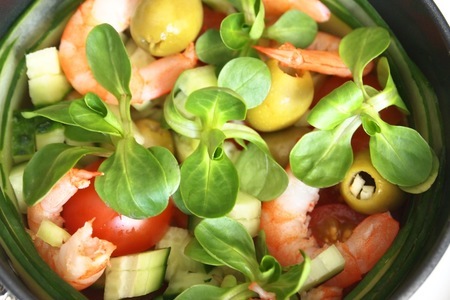 Огуречный салат с креветками, помидорами черри и оливками: шаг 4