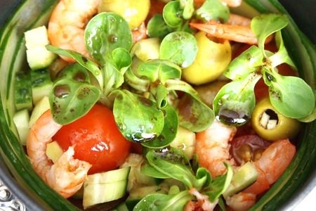 Огуречный салат с креветками, помидорами черри и оливками: шаг 6