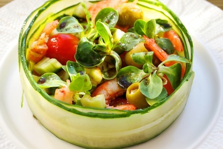 Огуречный салат с креветками, помидорами черри и оливками: шаг 7
