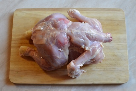 Нежный диетический цыпленок, запеченный в бамбуковых листьях.: шаг 1