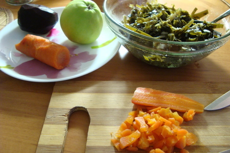 Салат с морской капустой,овощами и сельдью.: шаг 1