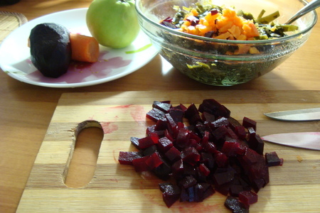 Салат с морской капустой,овощами и сельдью.: шаг 2