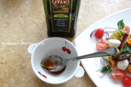 Овощная закуска с цуккини-рулетиками, моцареллой и оливками: шаг 7