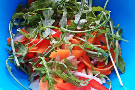 Морковный салат с оливками и рукколой: шаг 5