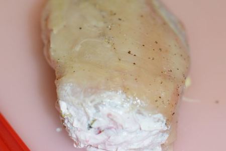 Куриное филе с творожным сыром и клубникой.: шаг 3
