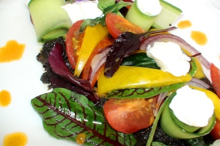 Греческий салат в новом стиле с молодой зеленью: шаг 3