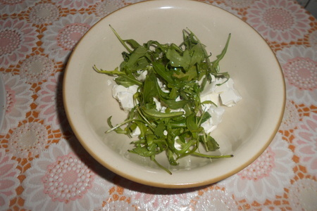 Салат с фетой, грецкими орехами и рукколой в груше: шаг 2