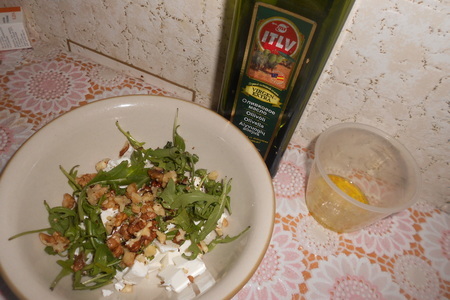 Салат с фетой, грецкими орехами и рукколой в груше: шаг 3